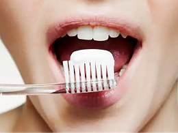 上了年纪的老年人如何刷牙？